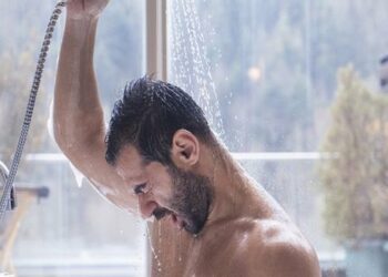 Ky zakon gjatë dushit mund të çojë në atak kardiak –