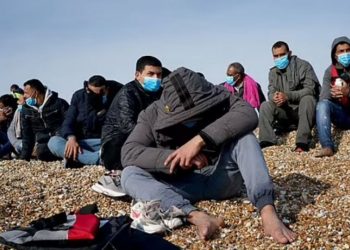 Trafikantët shqiptarë përfitojnë dyfish nga klandestinët –