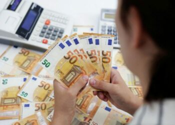 Këmbimi valutor 15 Gusht, ja me sa blihen e shiten dollari dhe euro –