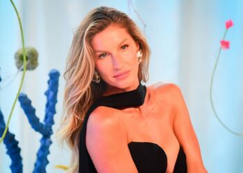 Gisele shfaqet mahnitëse me fustanin njëngjyrësh (FOTO) –