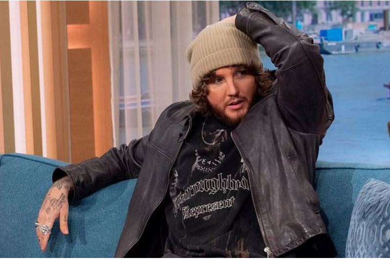 Talleshin keq me të, këngëtari bën gjestin e papritur