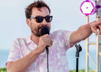 Fallon befason të gjithë në shfaqjen e bandës së njohur –