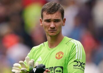 Ikën nga United, portieri çek firmos me Bayer –