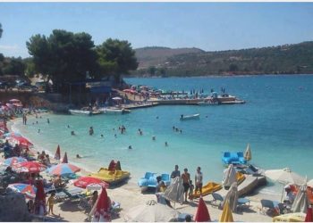 ‘Çmendet’ pushuesja në Ksamil, bën plazh topless –