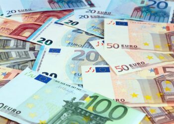 Këmbimi valutor 7 Gusht, ja me sa blihen e shiten dollari dhe euro –