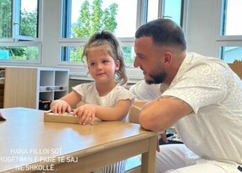 Hana nis rrugëtimin shkollor, emocionohet Mozzik –