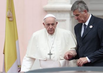 Papa i bën thirrje Evropës të veprojë si ‘paqebërëse’ në Ukrainë –