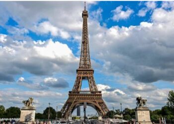 Burri hidhet me parashutë nga Kulla Eifel, arrestohet –