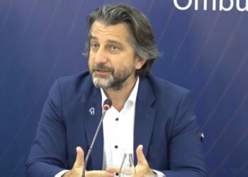 Çdo një nga dy makina qarkullon me armë –