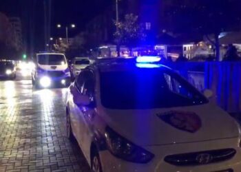 Furgonët me klandestinë aksidentohen gjatë ndjekjes nga policia