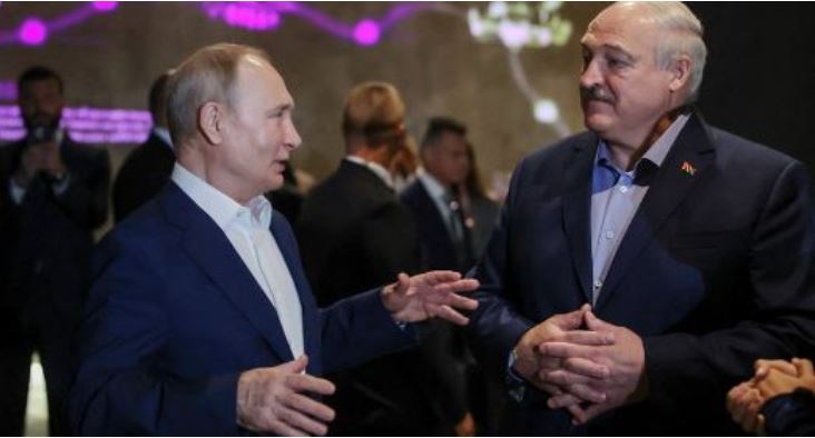 Lukashenko bën “paqeruajtësin” me Perëndimit dhe Putin –