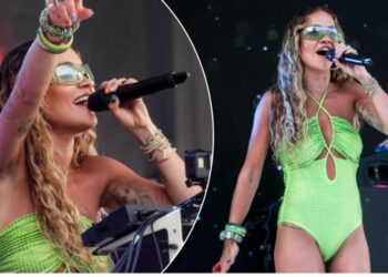 Rita Ora shkëlqen e veshur me bikini –