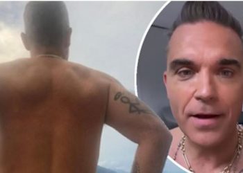 Robbie Uilliams shfaqet lakuriq për të treguar tatuazhet –