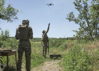 Sulmet në territorin e saj, Rusia rekruton banorët në kufi –