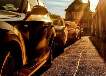 Gjyshja e harron në makinë, vdes 1-vjeçarja nga nxehtësia –