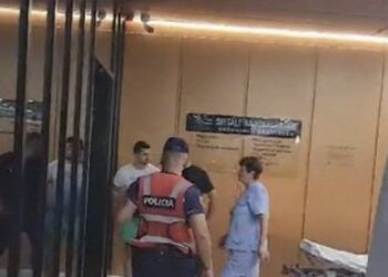 U qëllua me thikë në qafë! Kolegët japin gjak dhe luten për policin –