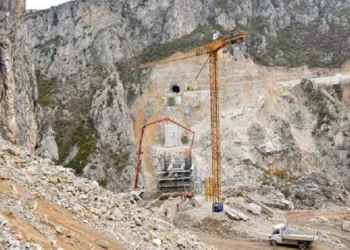 ‘Më qëlluan me grushte’/ Sherr për guroren, dhunohet kryeplaku –