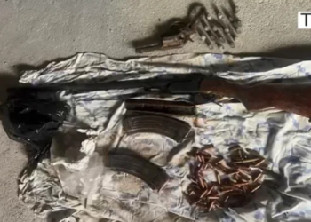 Kërcënuan të afërmin me armë, arrestohen babë e bir. Detajet –