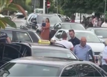 “Futeni brenda”, merret forcërisht në komisariat shoferi i taksisë –