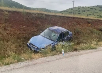 Automjeti del nga rruga, plagoset shoferi