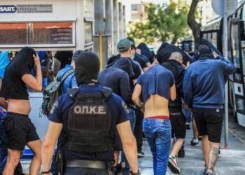 Pas përleshjes vdekjeprurëse, gati 100 tifozë kroatë përballen me akuza për vrasje në Greqi –