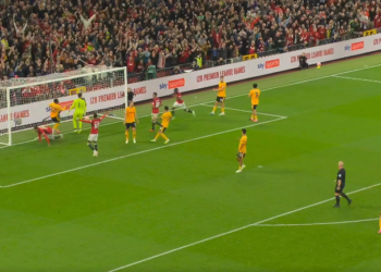 Varane i jep fitoren United në debutimin sezonal –