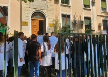 Studentët peticion, kërkojnë reduktim të tarifave të masterit –