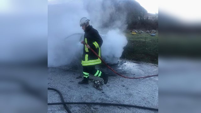 Zjarri “pushton” pikën e grumbullimit të automjeteve –