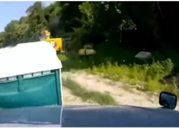 Aksidenti i pazakontë, makina futet në banjo publike (FOTO) –