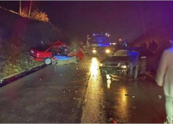 Tre makina përplasen me njëra-tjetrën, bllokohet autostrada