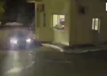 Transportuan emigrantë, prangoset dhe 25-vjeçari i shpallur në kërkim –