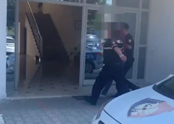 U kap teksa vidhte në një banesë, arrestohet 36 vjeçari –