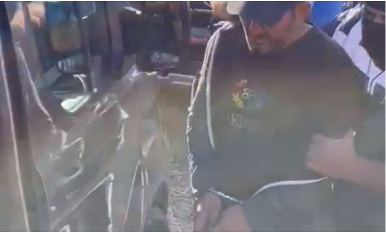 Plagosi policin që ndërhyri për të shuar sherrin, prangoset autori –