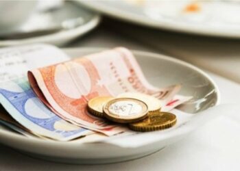 Ndodh edhe kjo, kamarieri i pakënaqur me 500 euro bakshish –