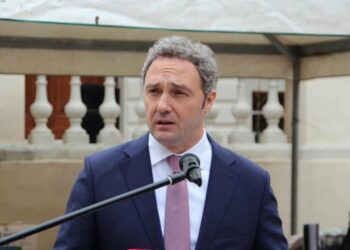 Vonë dhe shumë pak –