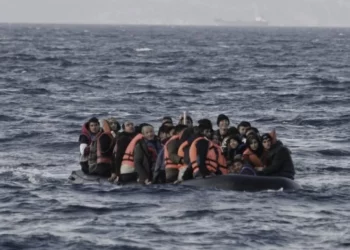 Fundoset varka me emigrantë në Kanalin Anglez, të paktën një i vdekur –