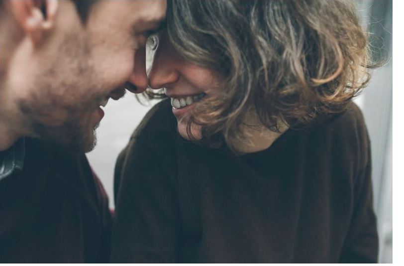 Shenjat e horoskopit që janë të pandalshme në dashuri –