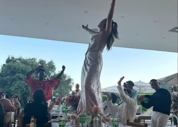 FOTO/ Kërcim sensual mbi tavolinë, çfarë nuk u pa në festën e Lopez