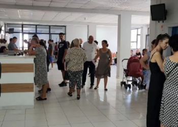 Rikthehet Covid-19 në Fier, mes 20 të infektuarve dhe fëmijë –