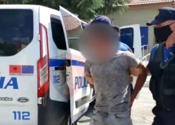 Godet me grushte policin në Librazhd, pranga 67-vjeçarit –