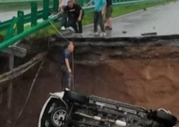 Momenti i frikshëm kur një makinë zhytet nën urën e shembur –