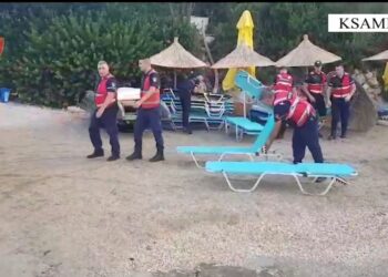 ‘Plazhi i lirë’, sekuestrohen mbi 600 çadra e shezlongë në Ksamil –