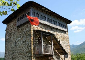 Kulla e Mic Sokolit në dorën e një fëmijë, ministres i intereson… –