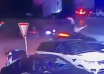 Pamje të rënda, makina merr ‘përpara’ dy persona (VIDEO) –