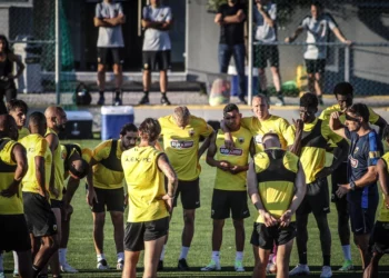 Përplasja mes tifozëve, UEFA shtyn ndeshjen AEK-Dinamo Zagreb –