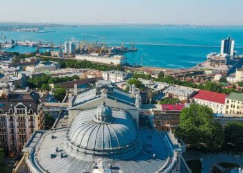 Me rrezikun e raketave, Odesa starton sezonin turistik –