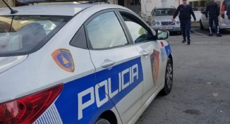 Burri plagos të shoqen e djalin, hap zjarr ndaj policisë, s’dorëzohet –