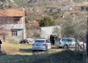 Prindërit ishin divorcuar, si u gjet pa jetë vajza 12-vjeç në kasolle –