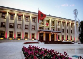 Presidenti i kaloi në heshtje, hyjnë në fuqi 3 ligjet e kontestuara –