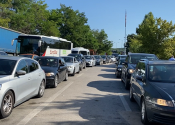 Mungesa e sporteleve, radhë të gjatë në pikën e kalimit në Qafë Thanë –